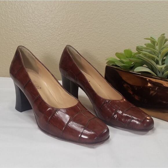 Joan & David Brown Pumps Size 6.5 Embossed Leather Round Toe Block Heel Padded - Picture 1 of 12